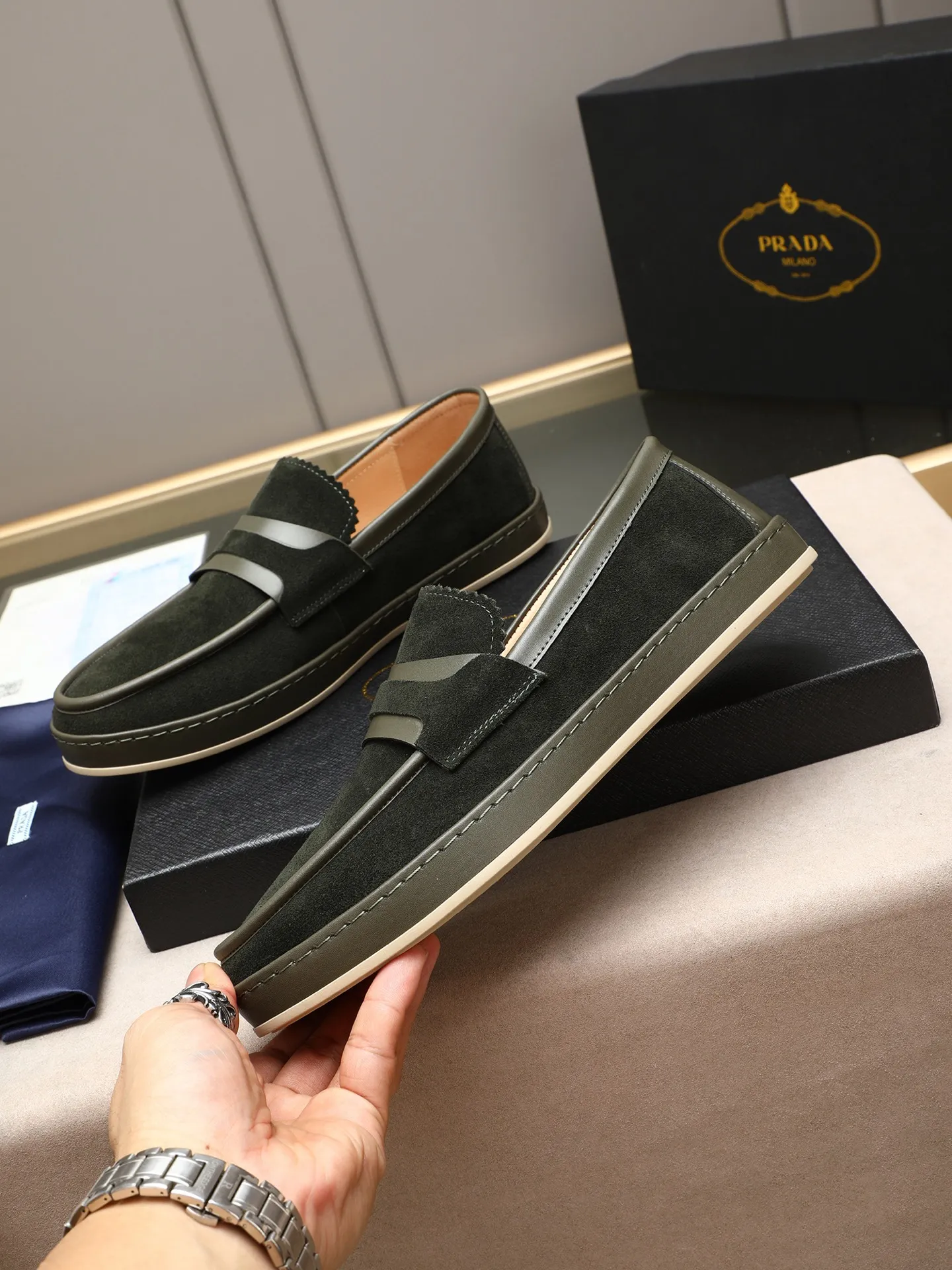 Men's men's shoes 💰P420 🆕🔥New update🔥👟PRADA (Prada) new products are released, imported soft cowhide, fashionable to allow air to penetrate the entire shoe, and the awesome shoes [strong] bring an extremely comfortable and breathable feeling! Beautiful inside and out! Exquisite workmanship, top-grade cowhide material, 😌Number: 38~44 (45 customized) 4 colors of black, blue, gray to choose from.